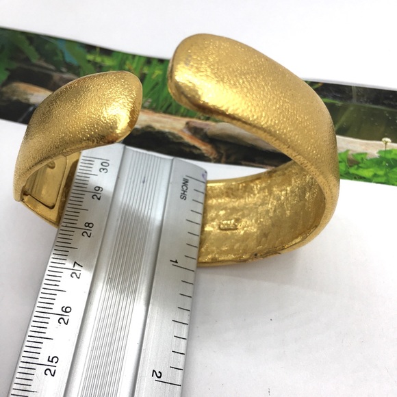 Vintage AK Anne Klein cream enamel cuff bracelet - Picture 4 of 7